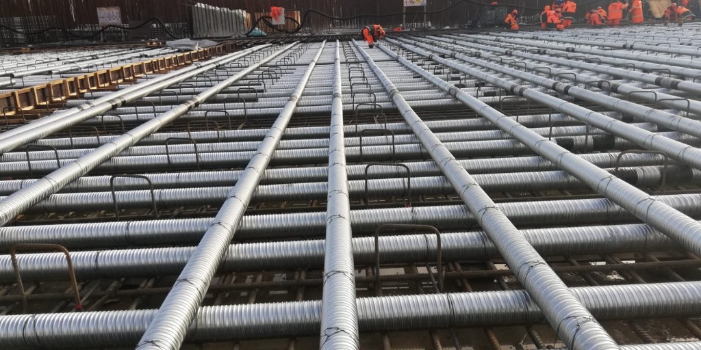 Döşeme üzerinde döküm öncesi serilmiş galvanizli ardgerme kılıfları