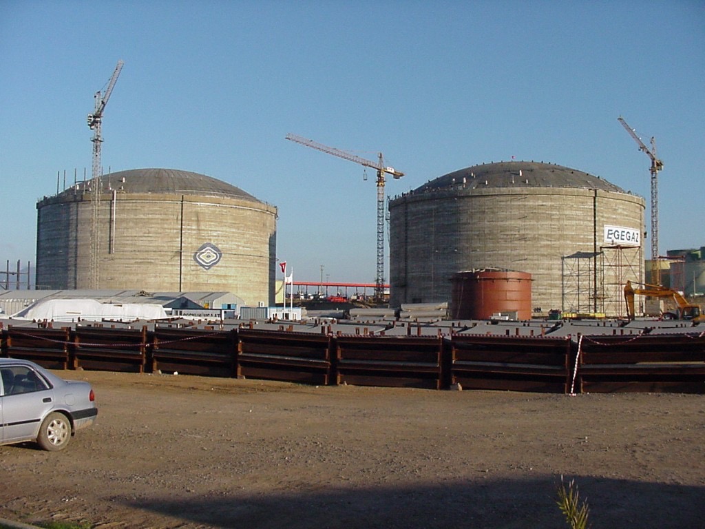 İnşaat halindeki LNG depolama tankları ve dairesel ardgerme