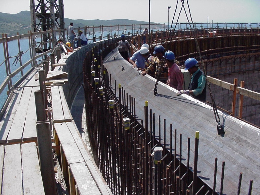 İnşaat halindeki LNG depolama tankı duvarında dairesel ardgerme ve donatı imalatı